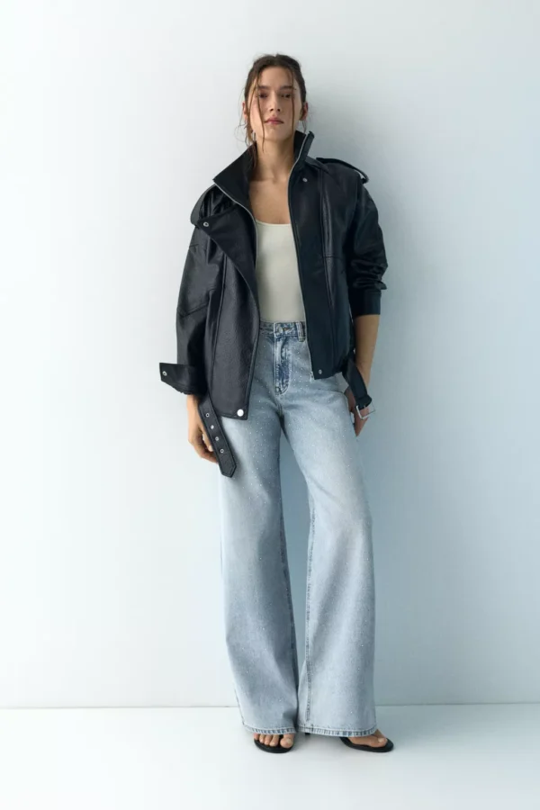 بنطلون جينز فضفاض مزين بأحجار الراين