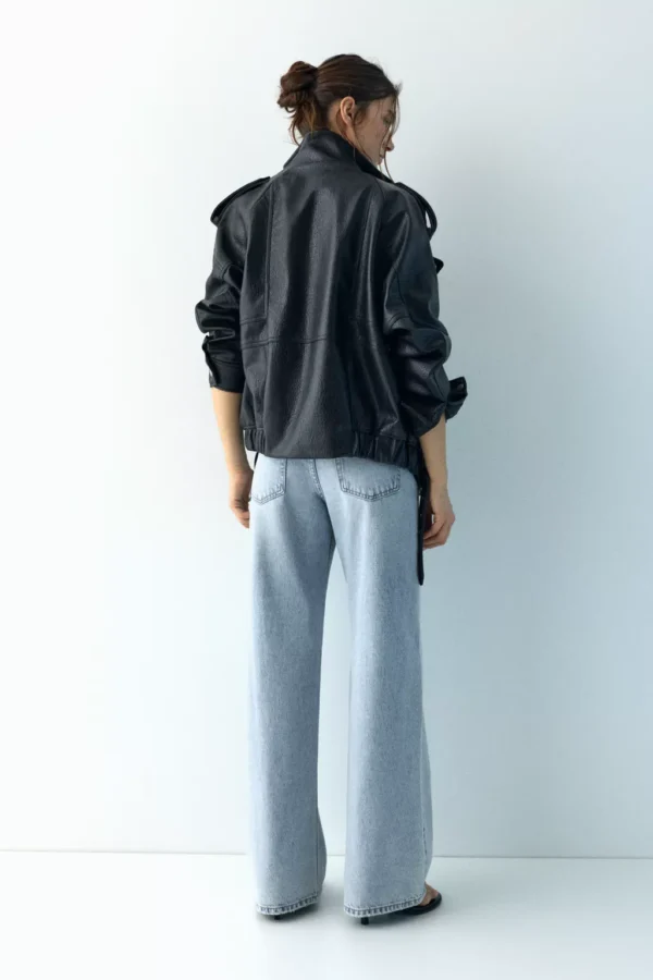 بنطلون جينز فضفاض مزين بأحجار الراين